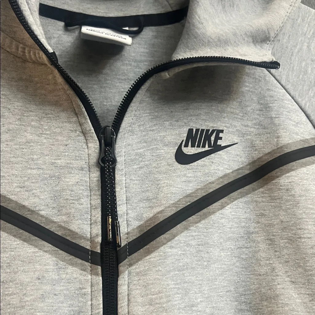 Nike  Women's Light Gray Zip-Up Jacket - Image 4