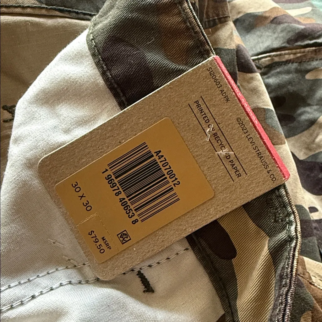 NWT Women's Levis 94 Baggy Cargo Pants  Camouflage  Wide Leg 30X30 - Image 6