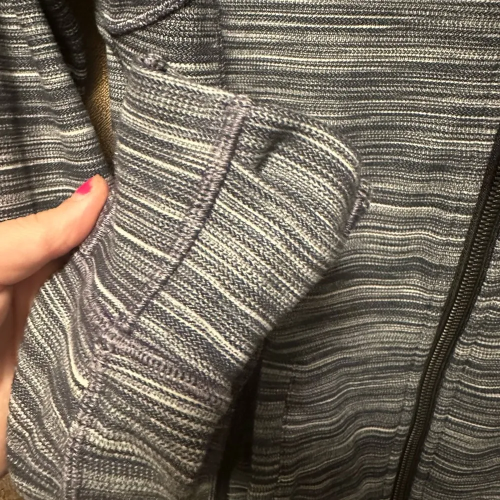 Lululemon Woman Nulu Hooded Define Jacket Heathered Grey Size 6 Great Condition - Image 4