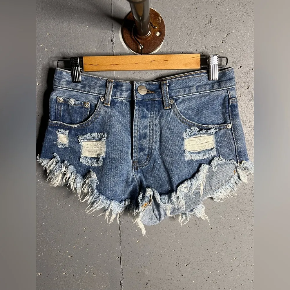 superdown  Revolve Button Fly Jean Shorts size 26 - Image 3