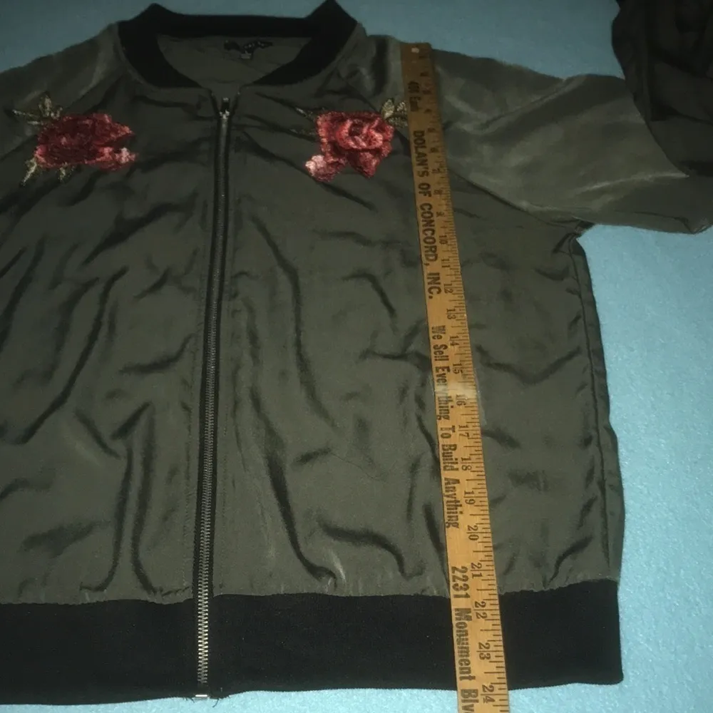 WEST KIE silky soft bomber jacket olive green zip up embroidered roses size L - Image 8