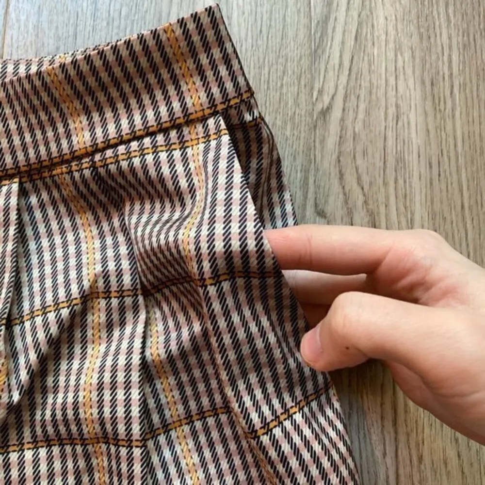 L'AGENCE Pleated Houndstooth Plaid Poly Satin Shorts in Chai Size 2 NWT - Image 4