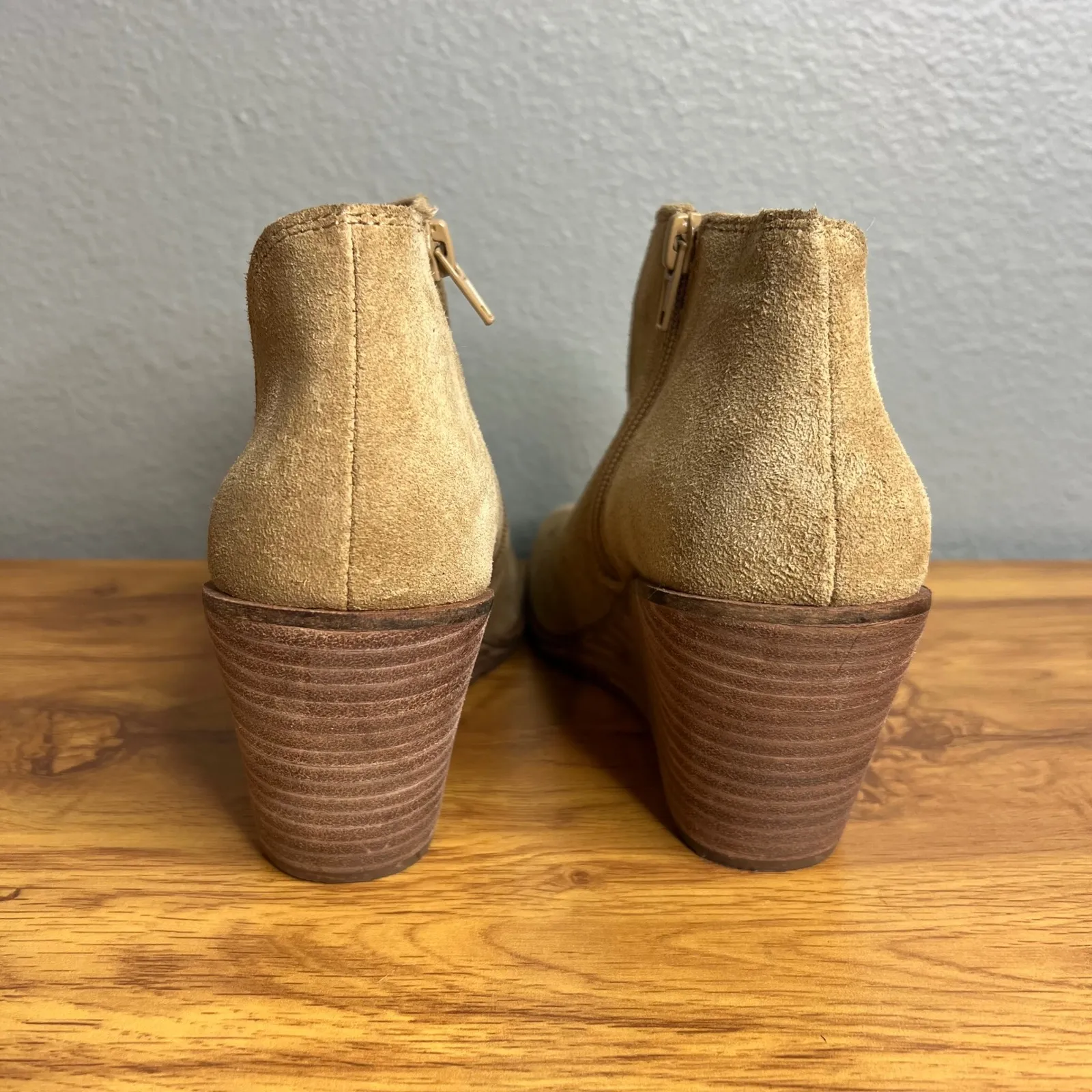 Lucky Brand Suede Wedge Ankle Boots Size 5.5 Tan Side Zip Cut Out NEW - Image 3