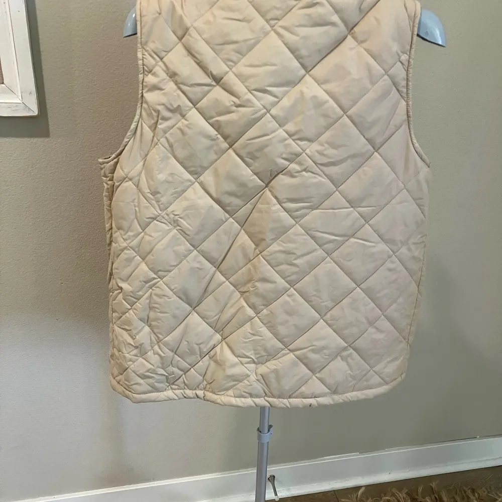 Tan quilted vest pockets Size undefined - Image 5