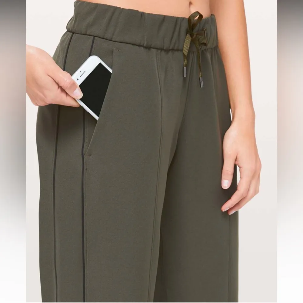 Women’s Lululemon On The Right Track Pant Olive Green Black Size 6 - Image 5