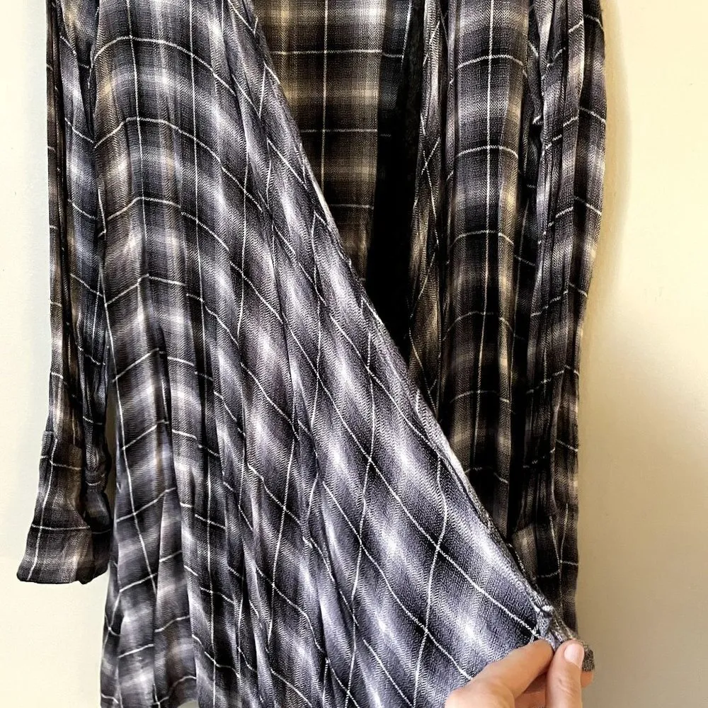 Akira Chicago Black Label black and white flannel cardigan wraparound style rayo - Image 5