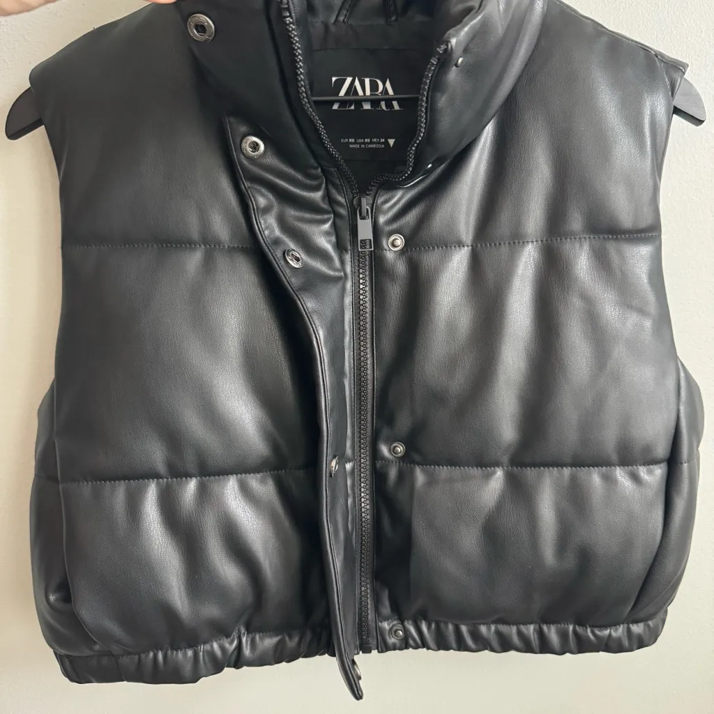 Zara Faux Leather Cropped Puffer Vest in Black Size XS - Image 3