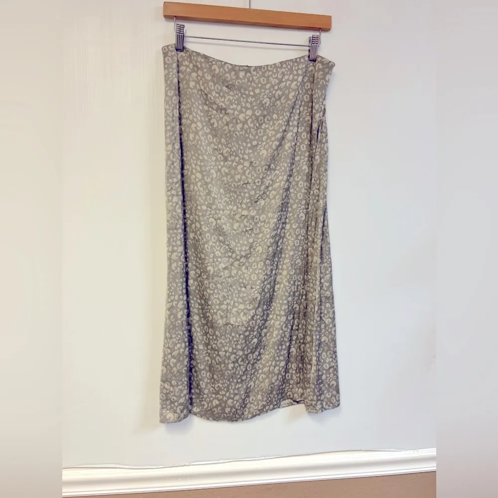 GRADE & GATHER bias satin slip skirt in snow leopard animal print gray & silver - Image 3