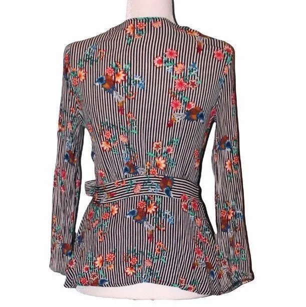 Revolve UO Black White Stripe Floral Hummingbird 3/4-Slv Tie-Front Wrap Top EUC S - Image 2