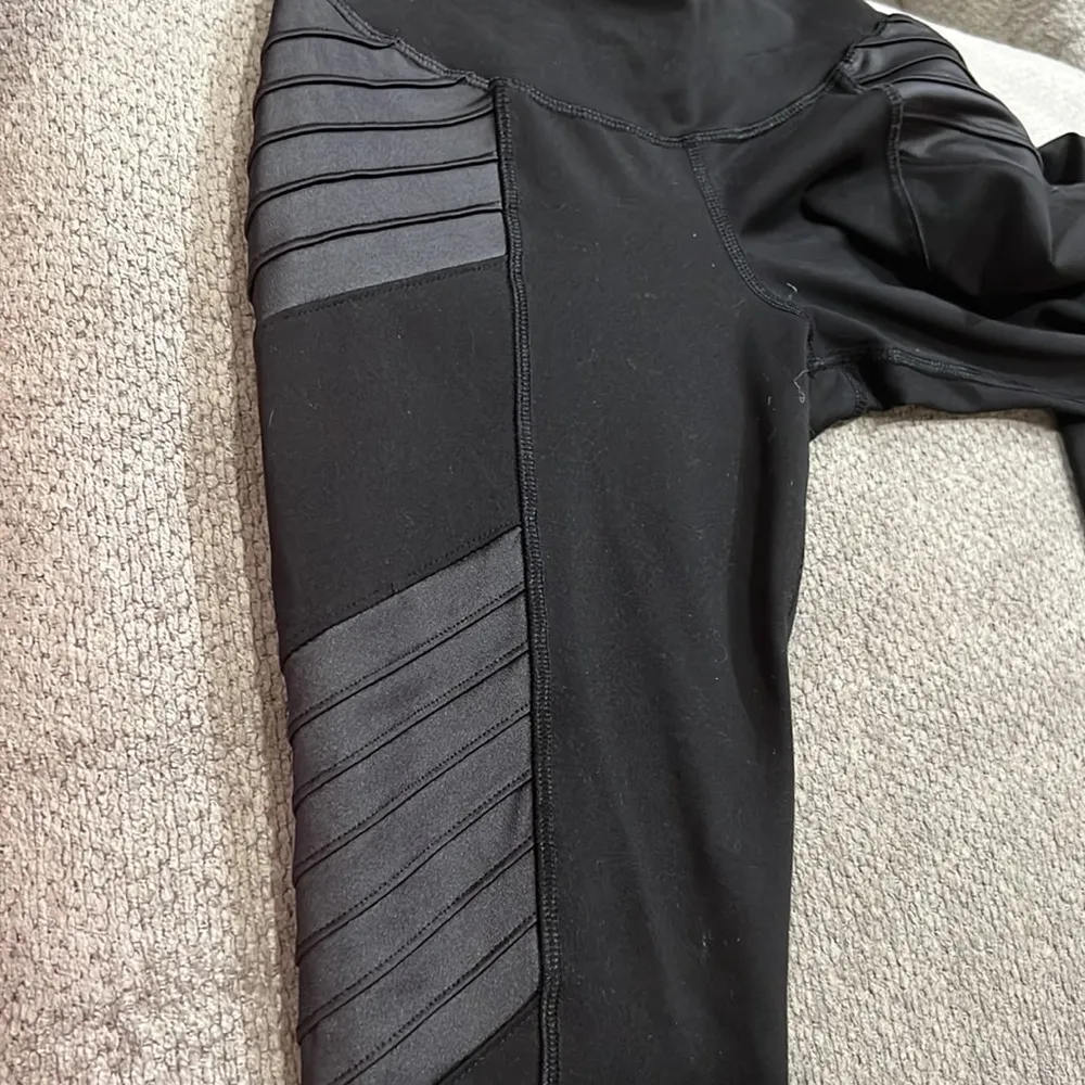 Old Navy black workout pants - Image 3