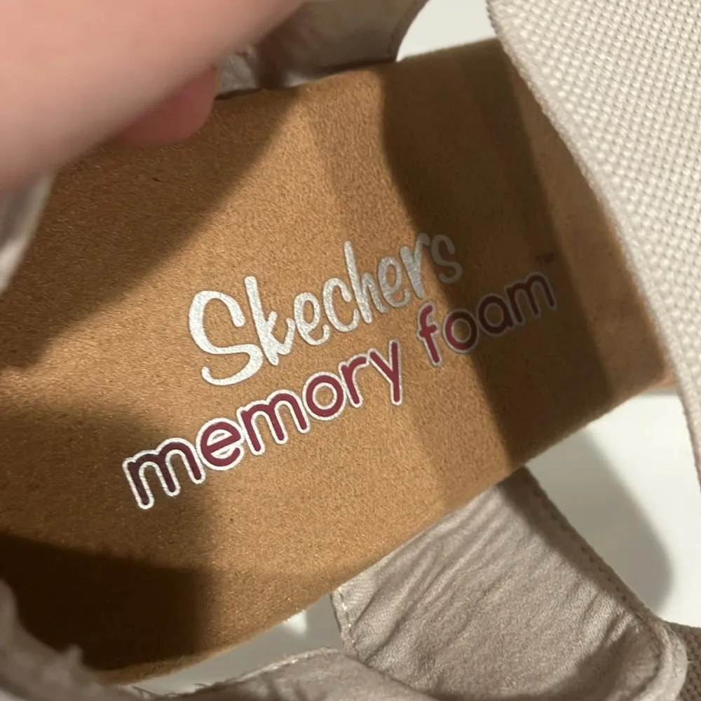 Skechers memory foam wedge Sandals tan women’s size 10 casual minimalist neutral - Image 8