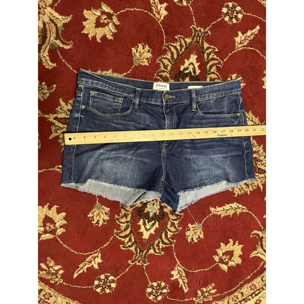Frame Le Cutoff Raw Hem Denim Shorts in Willaims Wash Blue Sz 31 - Image 2