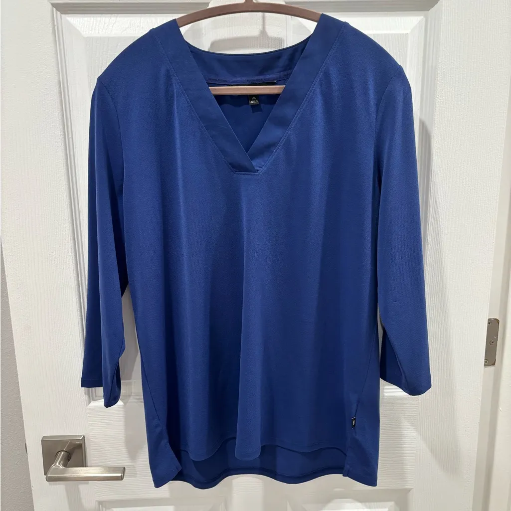 Banana Republic Women's Deep Blue V-Neck top size Medium - Image 3