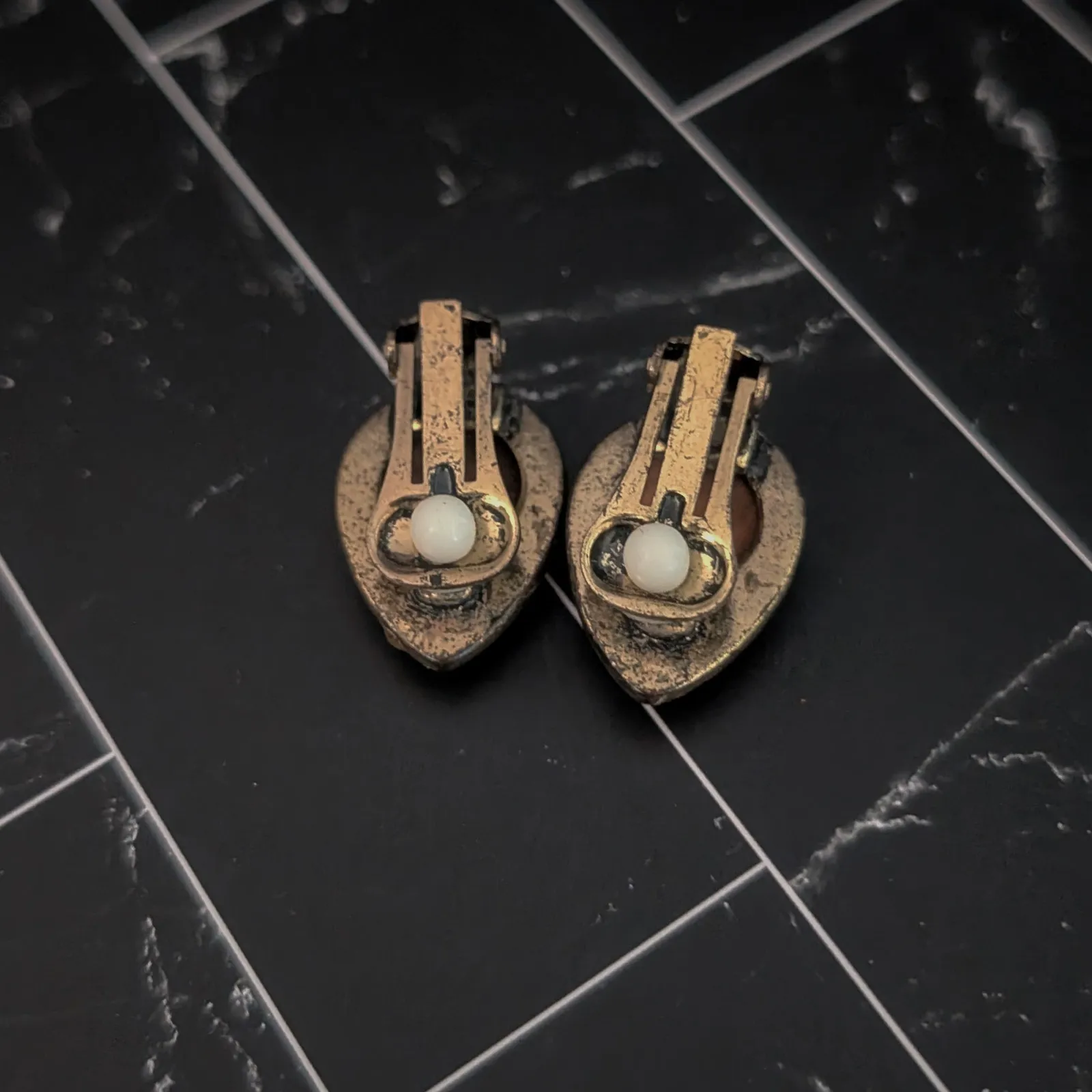 Vintage Clip On Earrings 7/8" Carved Tan Teardrop Shape Statement Unusual - Image 7