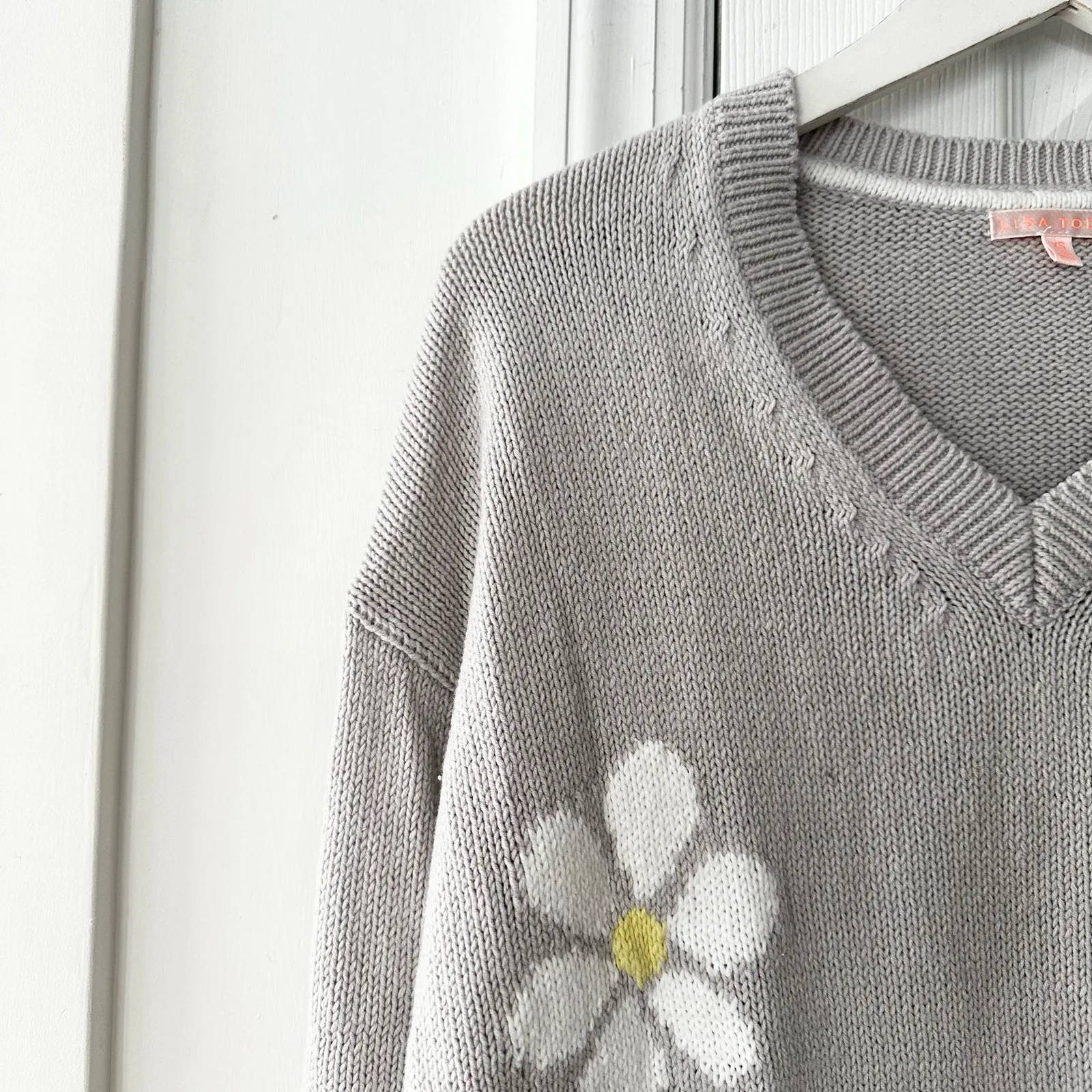 Lisa Todd Full Bloom Lofty Lux Blend Light Grey Daisy Design V Neck Sweater XS Gray - Image 3