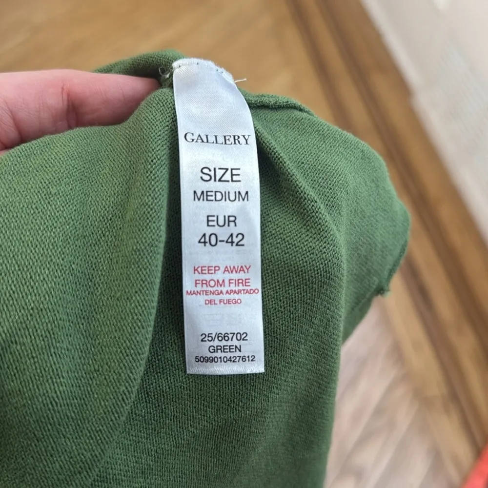 Gallery  green round split hem size medium - Image 7