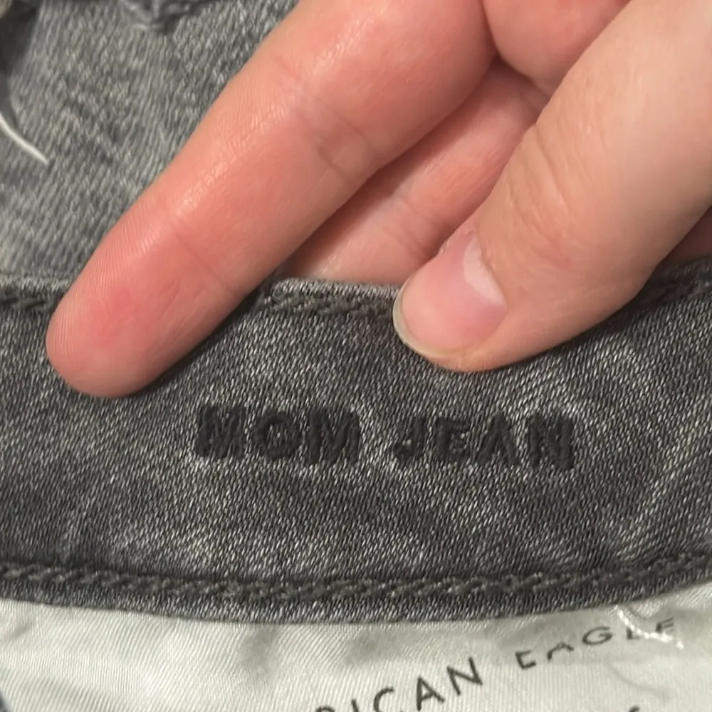 American Eagle Gray Distressed Mom Ankle Cropped Faded Jeans Size 2 short - Image 10