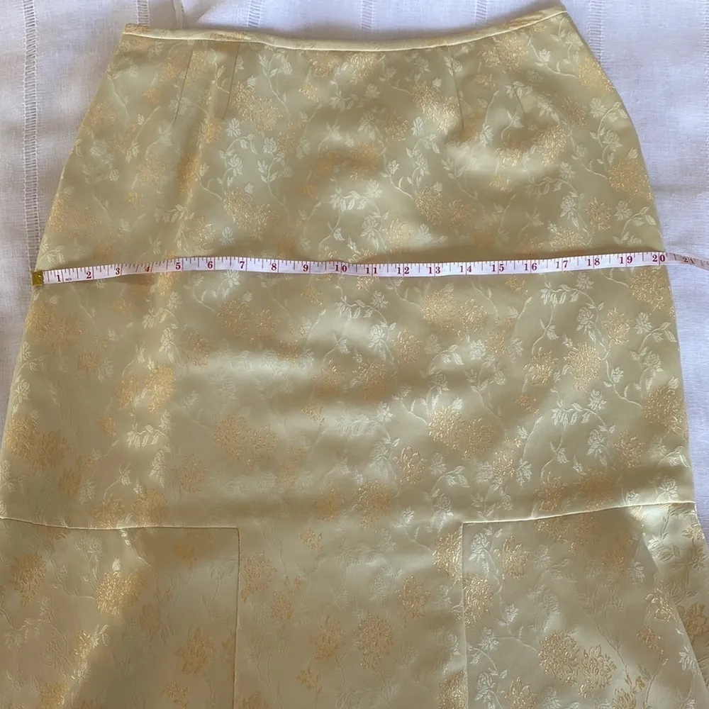 Kasper vintage jacket and skirt set in yellow/gold floral pattern with brooch. - Image 9