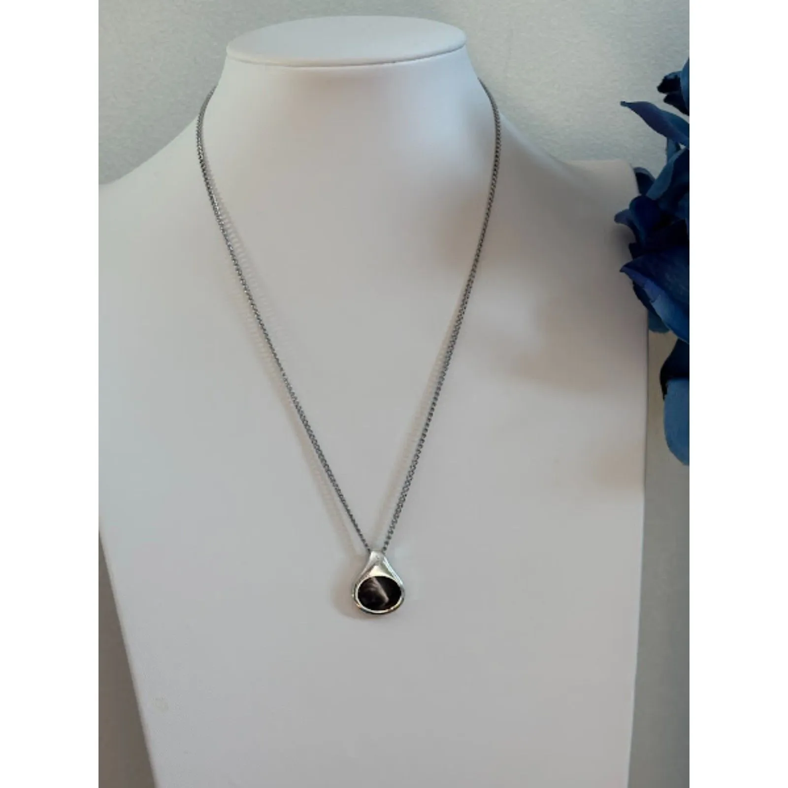 Sleek Silver and Black Pendant Necklace - Image 4