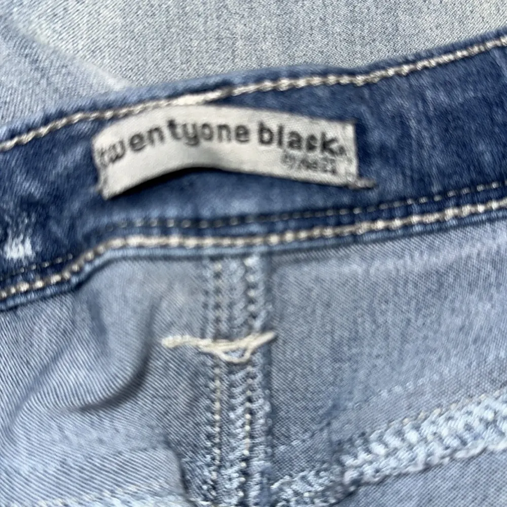 Twenty one black Women's Blue Jeans size 9/10 mid rise - Image 4