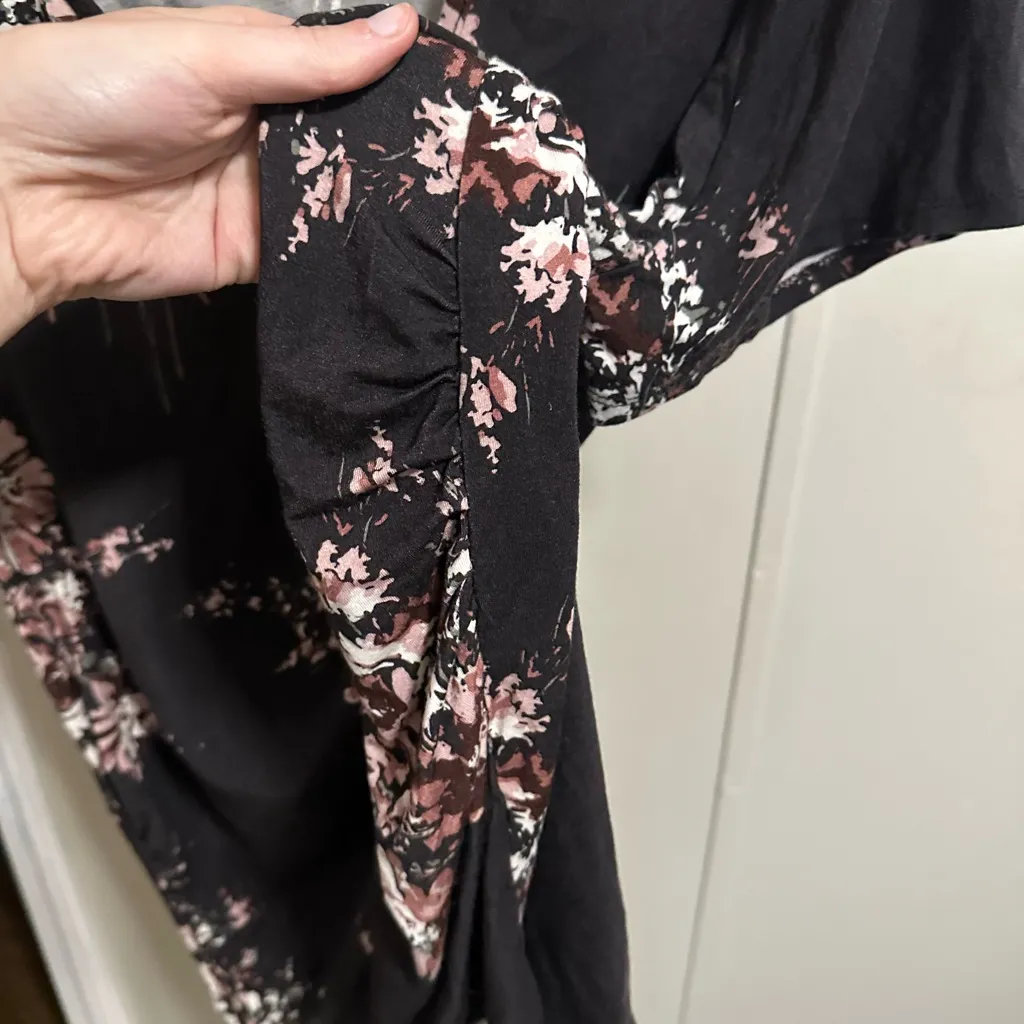 Maurices Maternity Black Floral short sleeve belly cinched shirt size 2X - Image 4