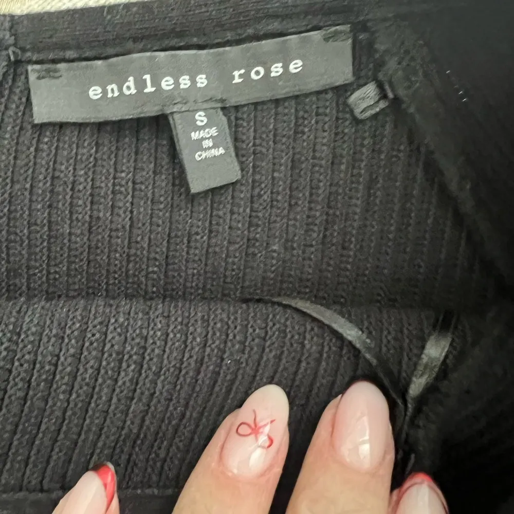 NWOT Endless Rose Cropped sweater size small - Image 6