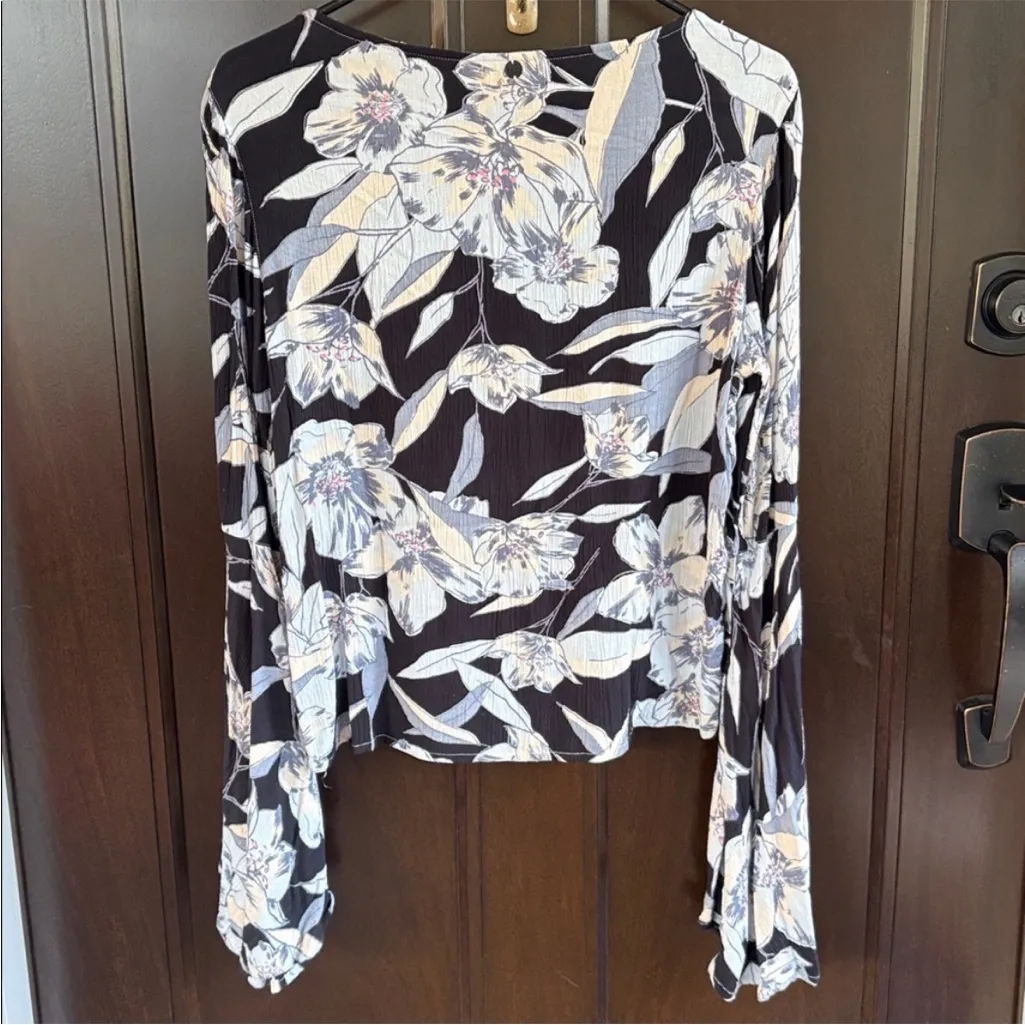 Like New Billabong Pretty Daylight Flared
Sleeve Black Floral Top Large - Image 9