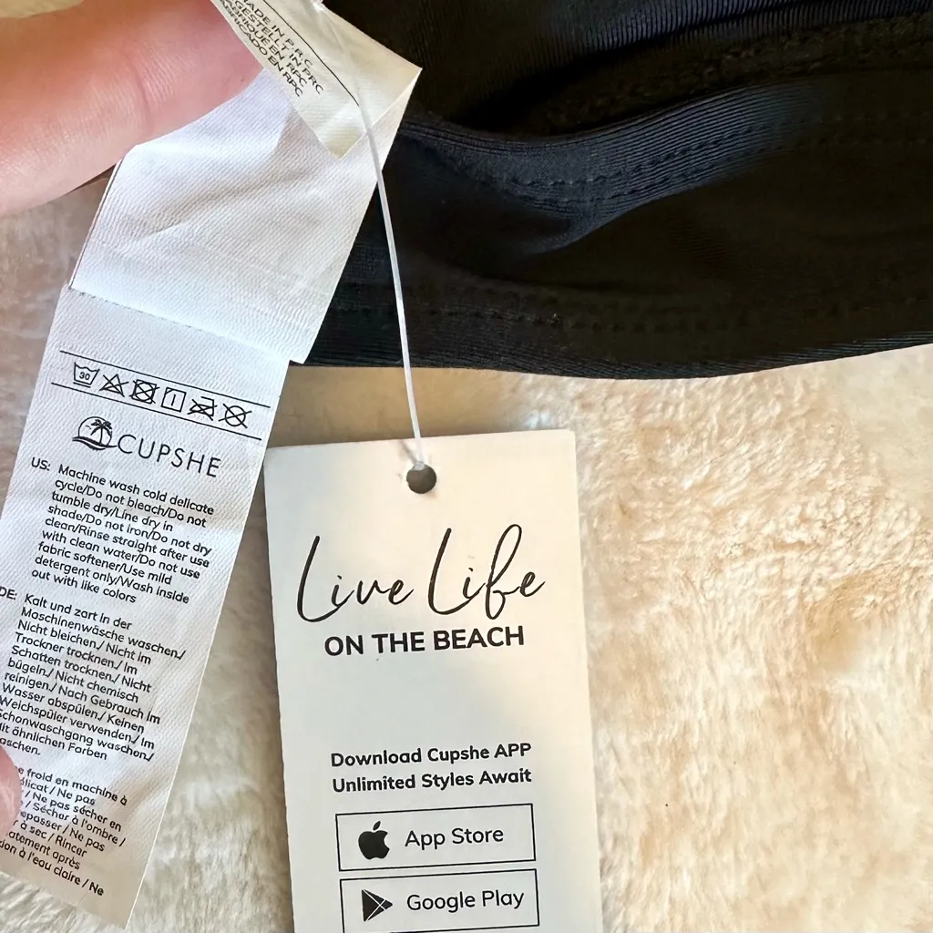 NWT Cupshe Black Halter Bikini Top - Size: Large - Image 3