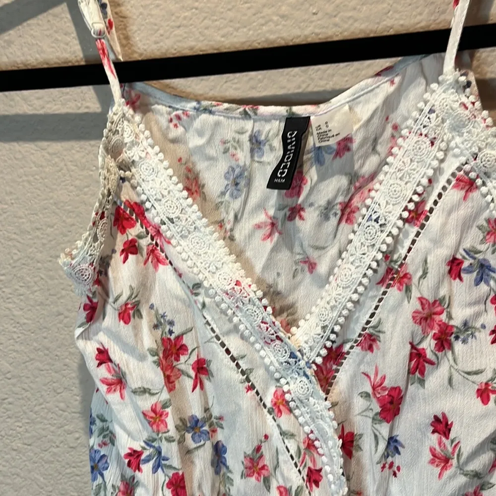 Divided Floral Crepe Fabric Cami Tank Size 0 - Image 3