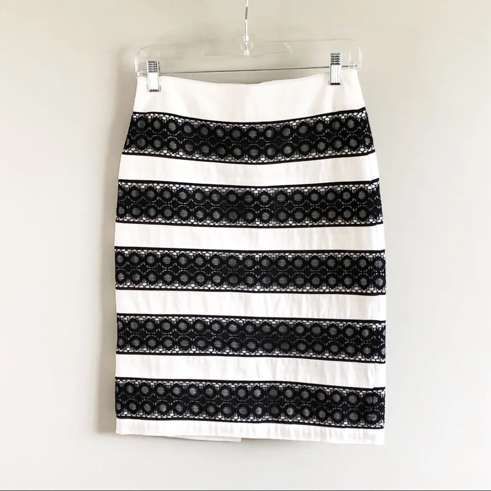 WHBM | White & Contrasting Lace Pencil Skirt Sz 0 - Image 2
