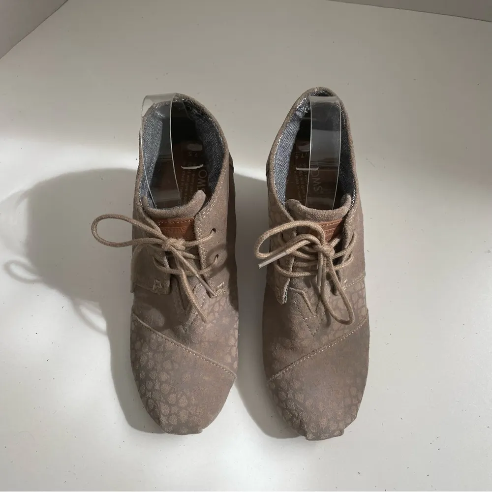 Toms Booties Desert Ankle Wedge Leather Lace Up Comfort Polka Dot Beige Taupe - Image 4