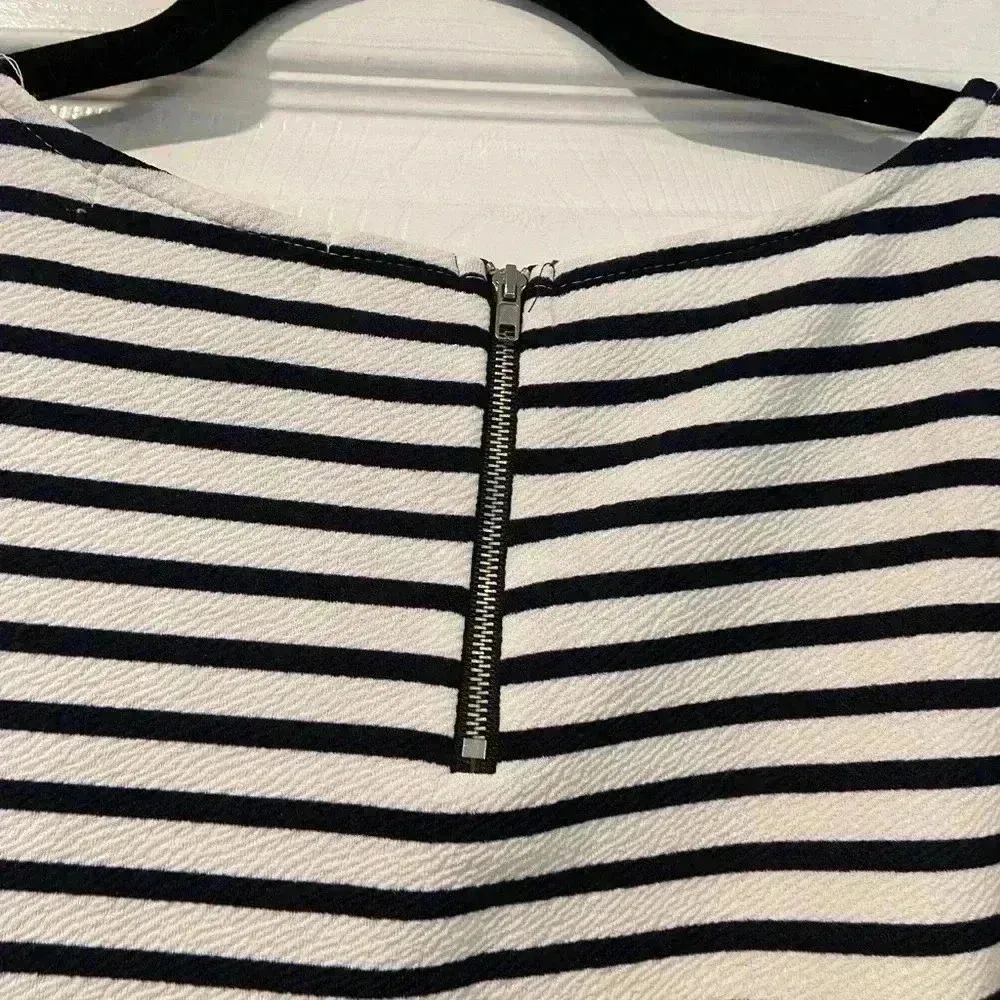 Green Envelope Black White Striped Zip Back Flared Sleeve Blouse Size Small - Image 2