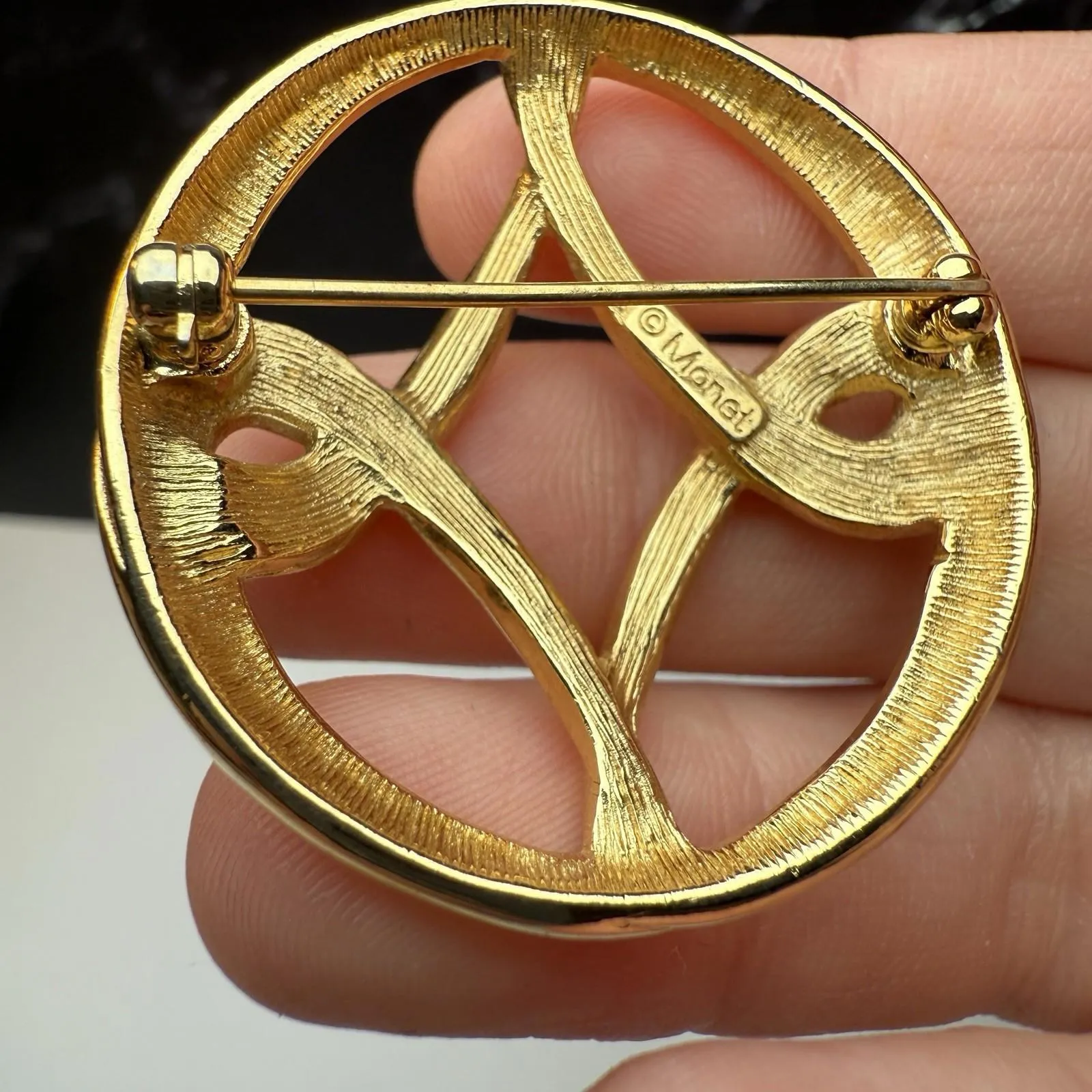 Monet Gold Tone Brooch Pin Signed Vintage - Image 8