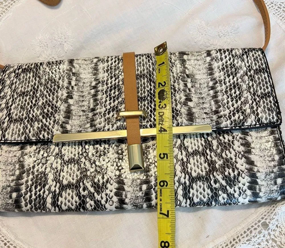 Jaclyn Smith Faux Snake Reptile Print Clutch Or Crossbody Purse Removable Strap - Image 4