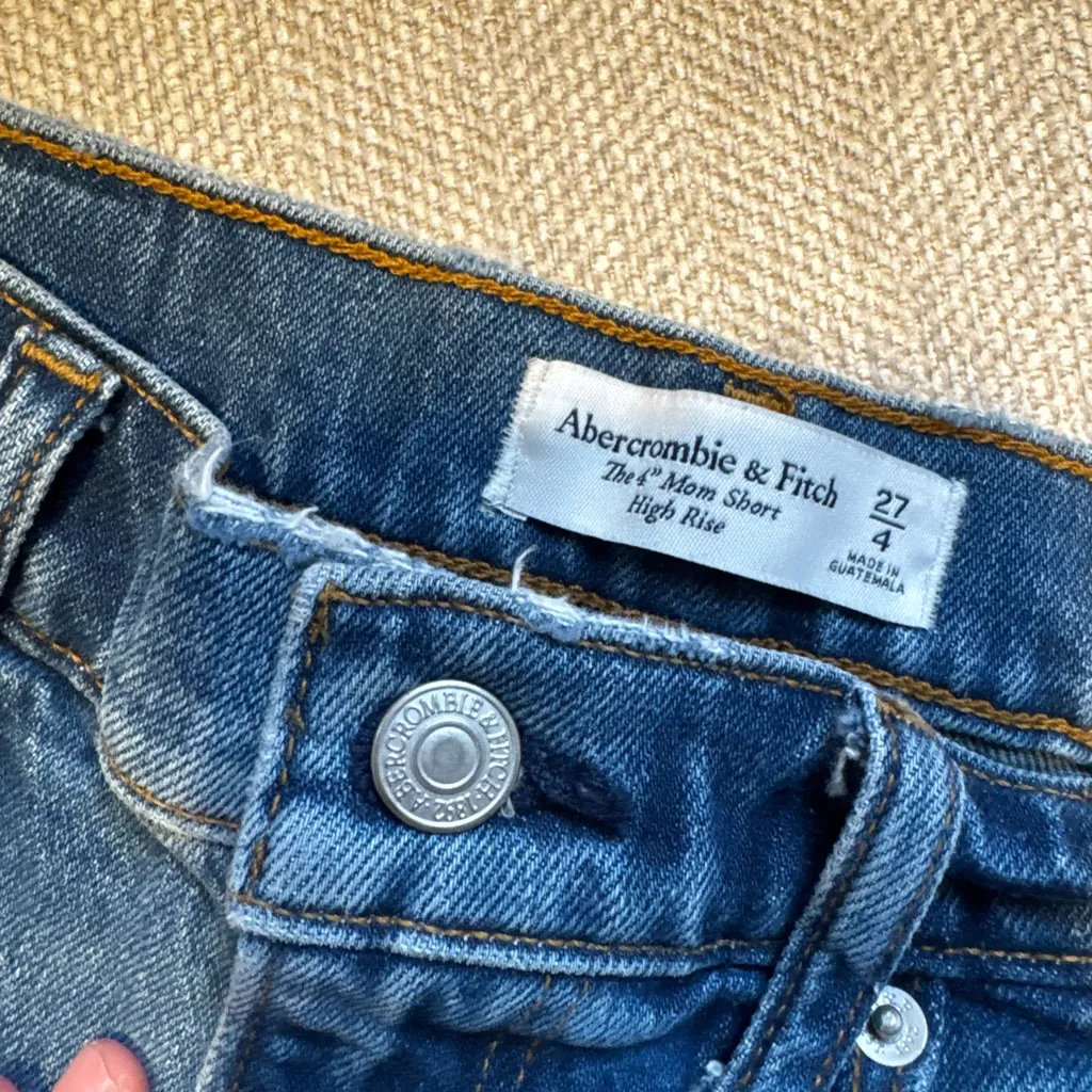 Abercrombie & Fitch The 4” Mom Short High Rise - Image 3