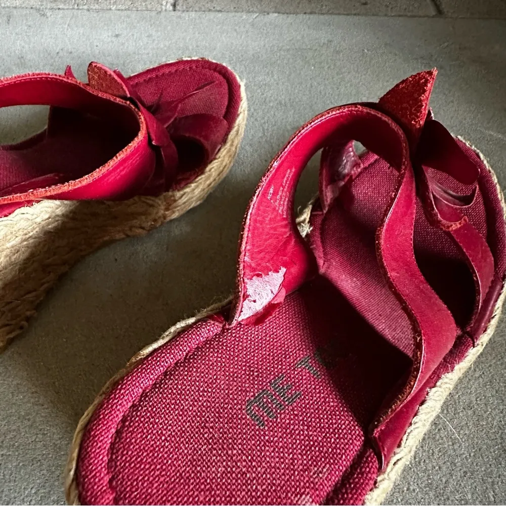 Me Too red flower wedge sandal size 7 - Image 5