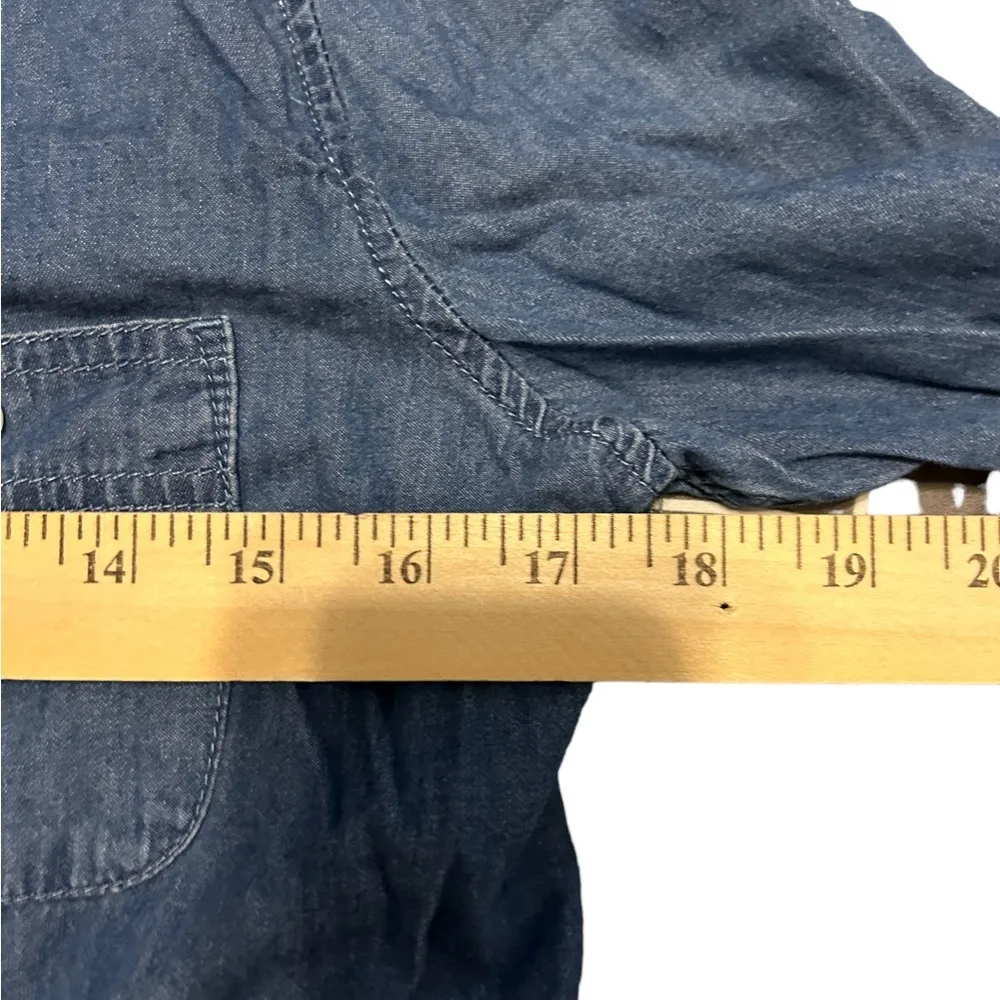 Levi’s long sleeve button down denim shirt size small - Image 6