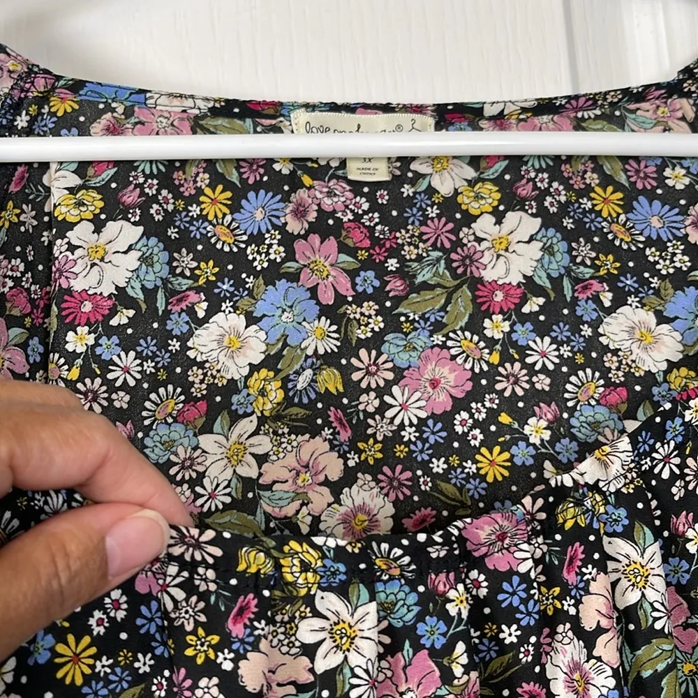 Plus Size Love on A Hanger Black Floral Flowers Short Sleeve Blouse Size 3X EUC - Image 5