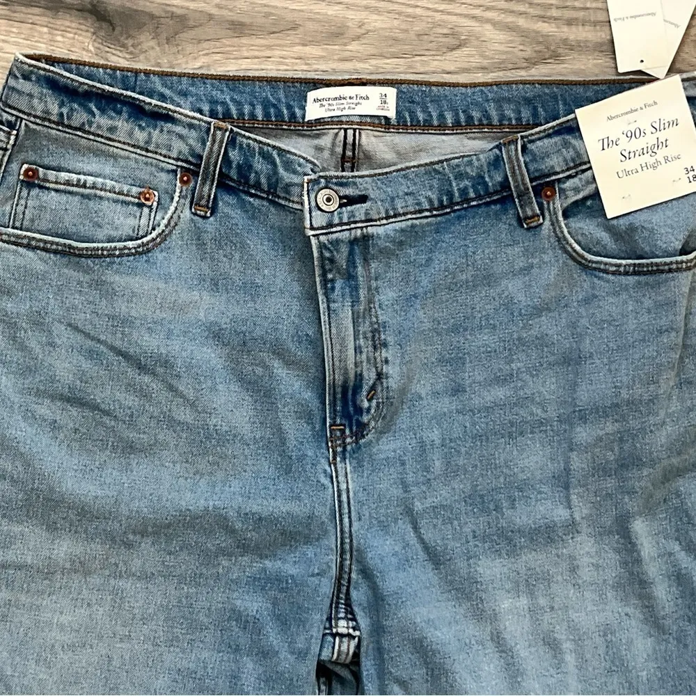 NWT Abercrombie & Fitch 90s Ultra High Rise Crossover Waist Slim Straight | 18S - Image 4
