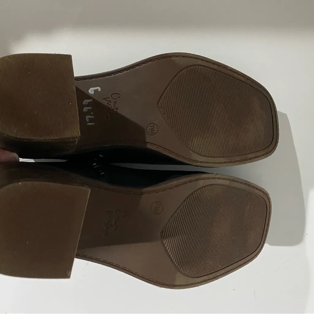 Crown Vintage Black Ankle Booties with Tan Heel Size 7.5 - Image 8