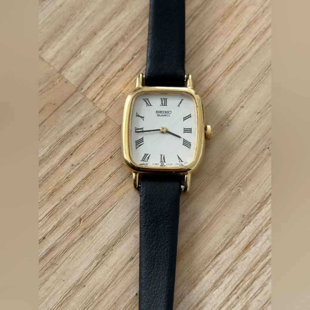 Seiko Vintage Ladies Watch White Rectangular Dial Black Markers Lead Strap - Image 4