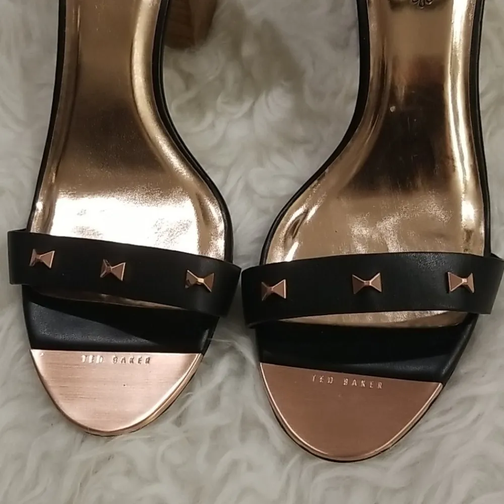 💕TED BAKER💕 Biah Ankle Strap Studded Bow Block Heel Sandals Black EU 39.5 NWT - Image 4