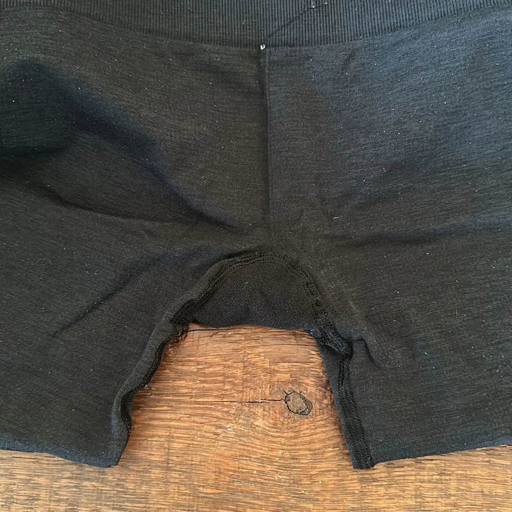 Lululemon Leggings Black Gray
Seamlessly Street Crop Capri High Rise Size 6 - Image 3