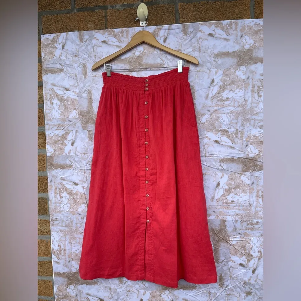 Mille resort and travel coral smocked waist button front midi skirt size medium Red - Image 2