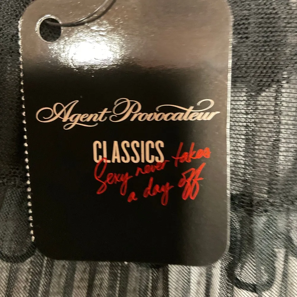 Agent Provocateur Logo Fifi Black Lace Ruffled Suspender Garter Belt Size 2 NWT - Image 9