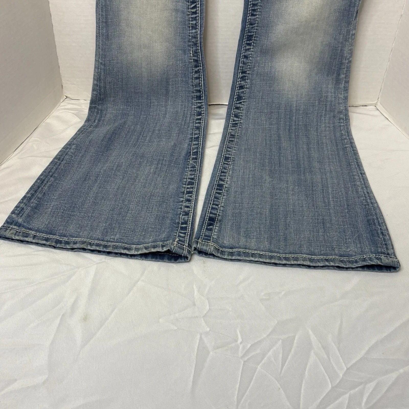 Miss Me JP356F2R Flare Women’s Light Wash Peace Sign Denim Jeans 30x33 - Image 4