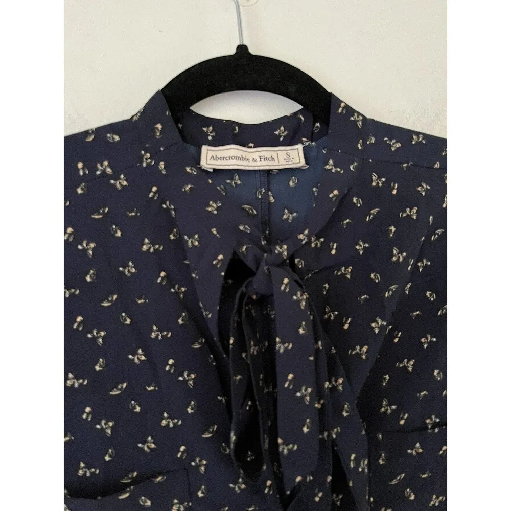 Abercrombie & Fitch Butterfly Navy Blue Neck Tie Popover Blouse Size Small - Image 4