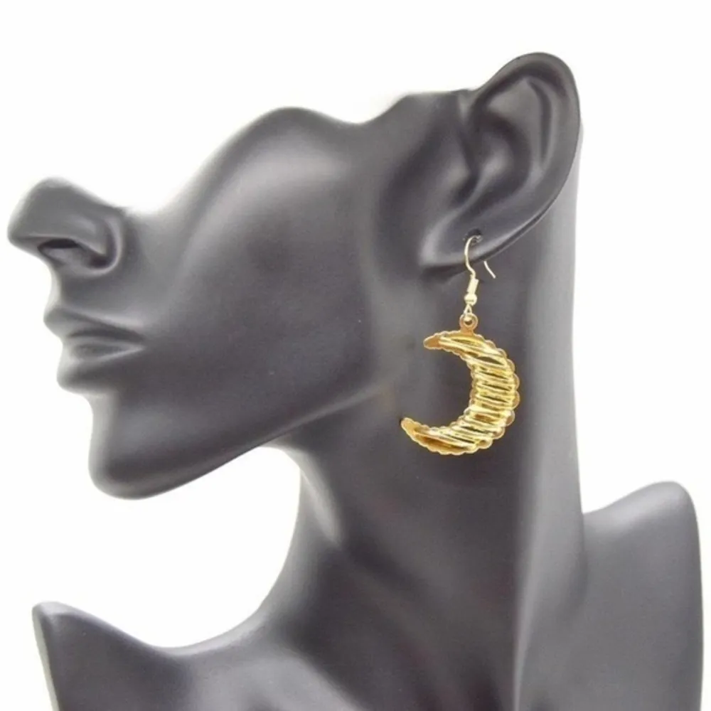 Simple Moon Earrings Gold - Image 2