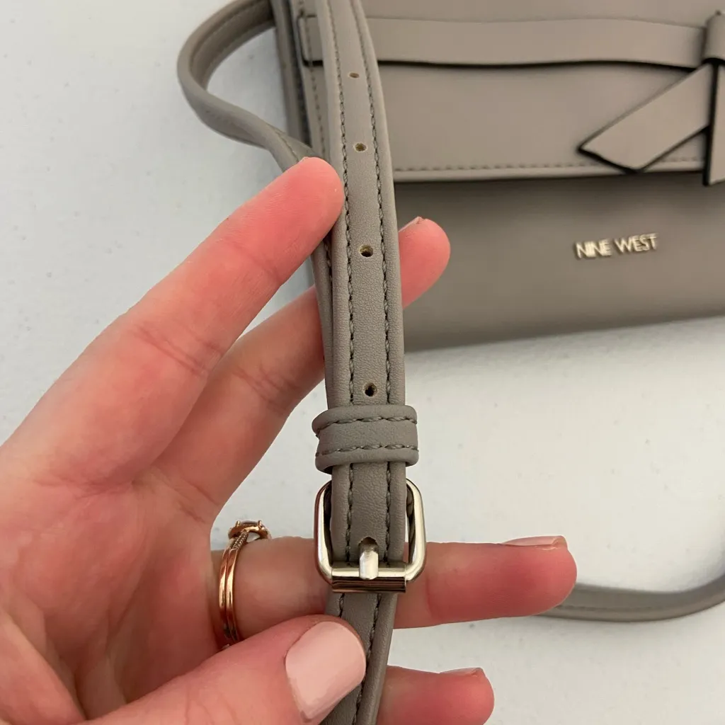 NWOT Nine West light gray buckle strap crossbody accordion magnetic‎ purse bag - Image 6