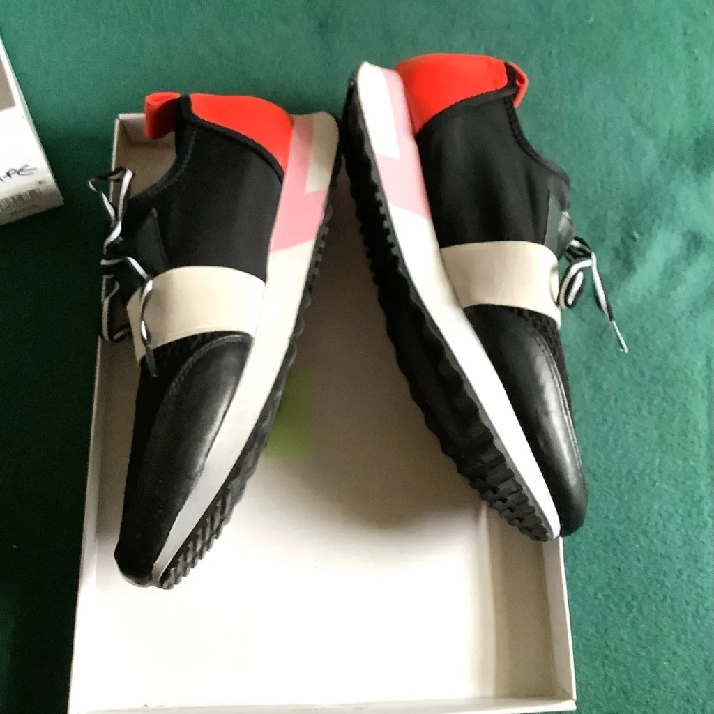 Nice lightweight comfy sneakers 🖤❤️🤍LIKE NEW - Image 5